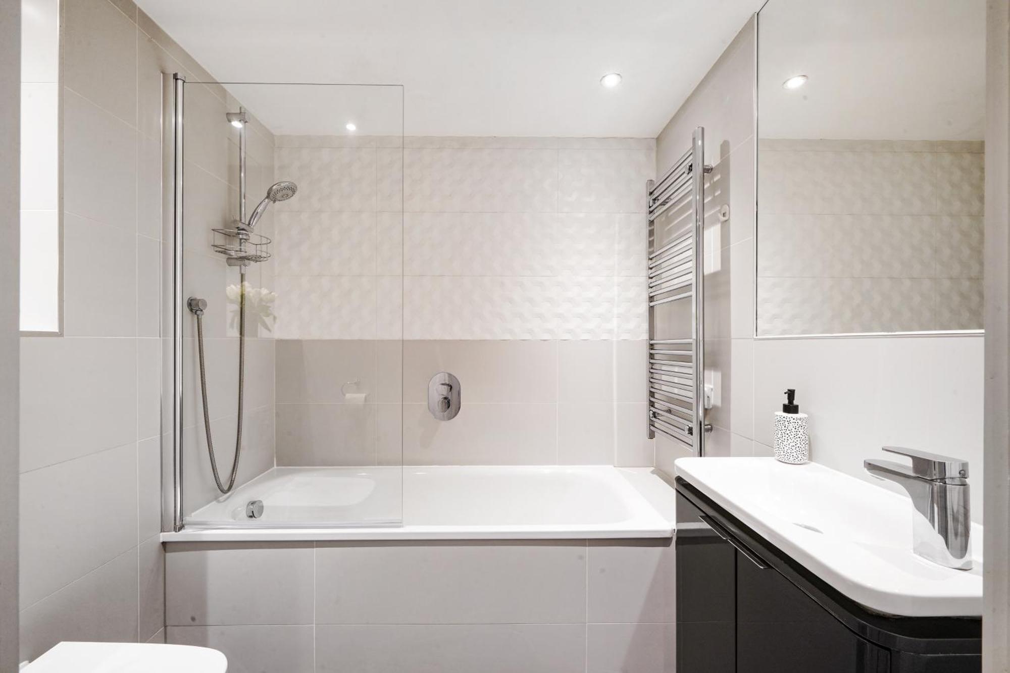 Luxury Apartment With Stunning Views On 10Th Floor Edgware Eksteriør billede